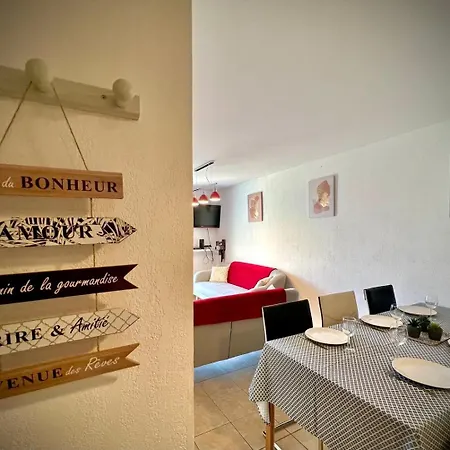 Domaine De La Source, Charme & Piscine A 아파트